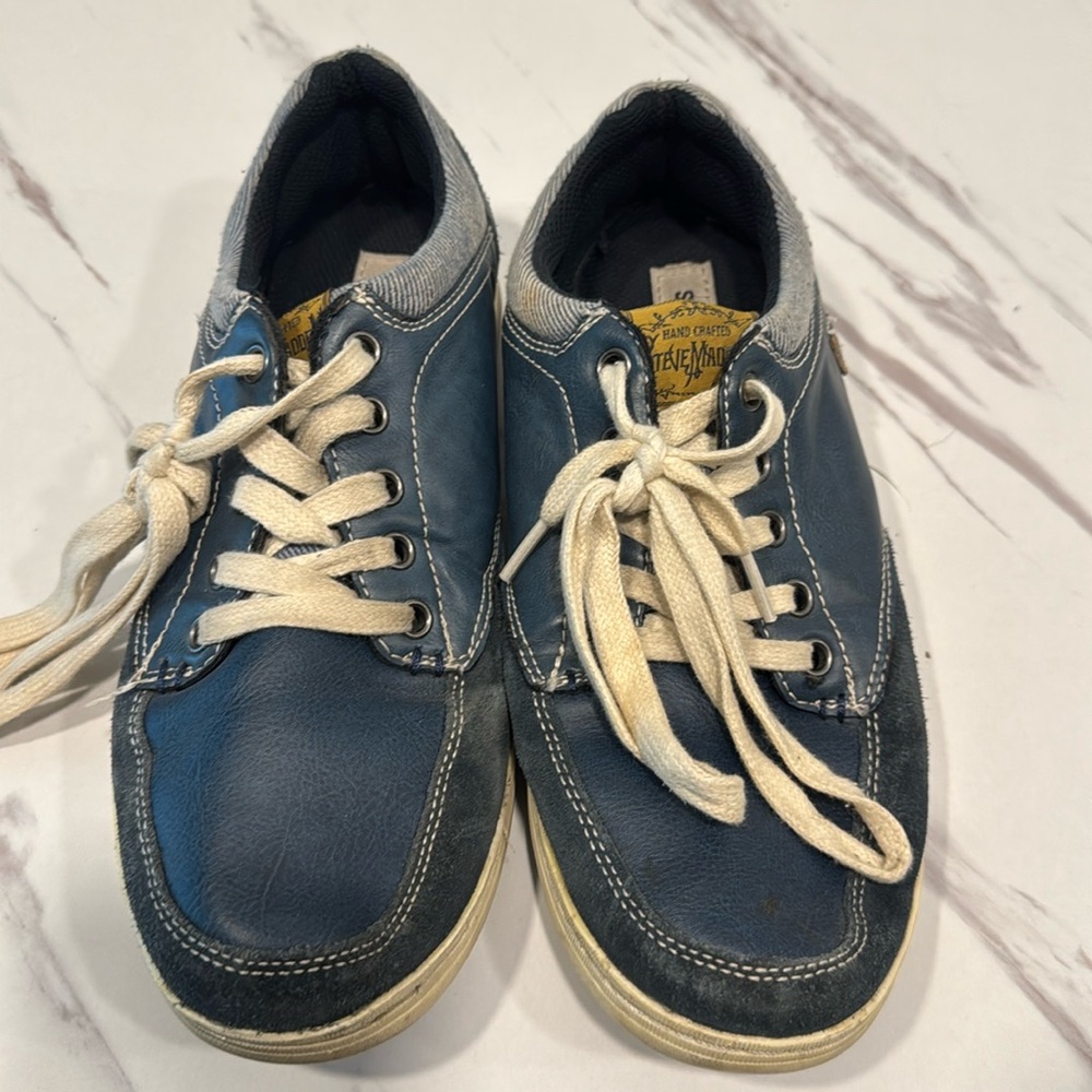 Size 7 Steve Madden shoes 
Blue faux leather